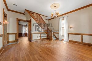 featured image of 512 W 10th St