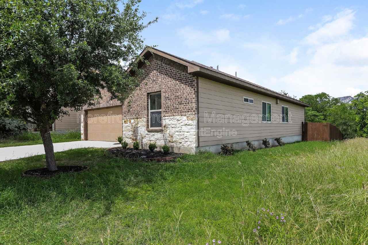 1330 Plaza Lake Dr - Photo 2 of 20