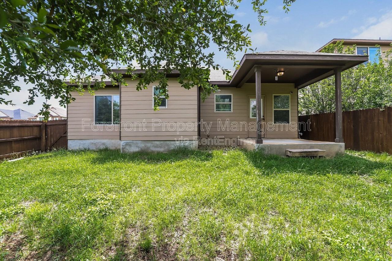 1330 Plaza Lake Dr - Photo 3 of 20