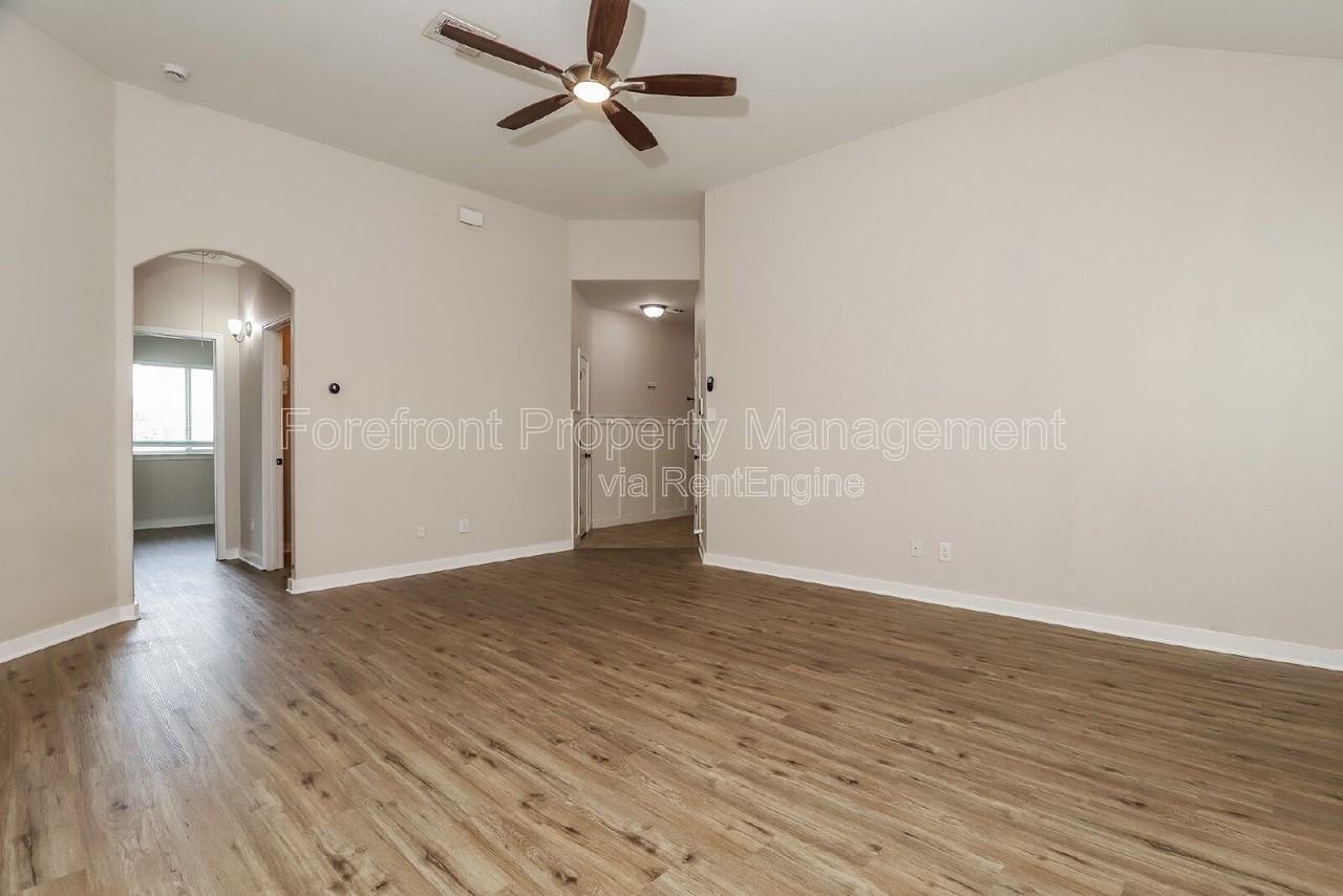 1330 Plaza Lake Dr - Photo 4 of 20