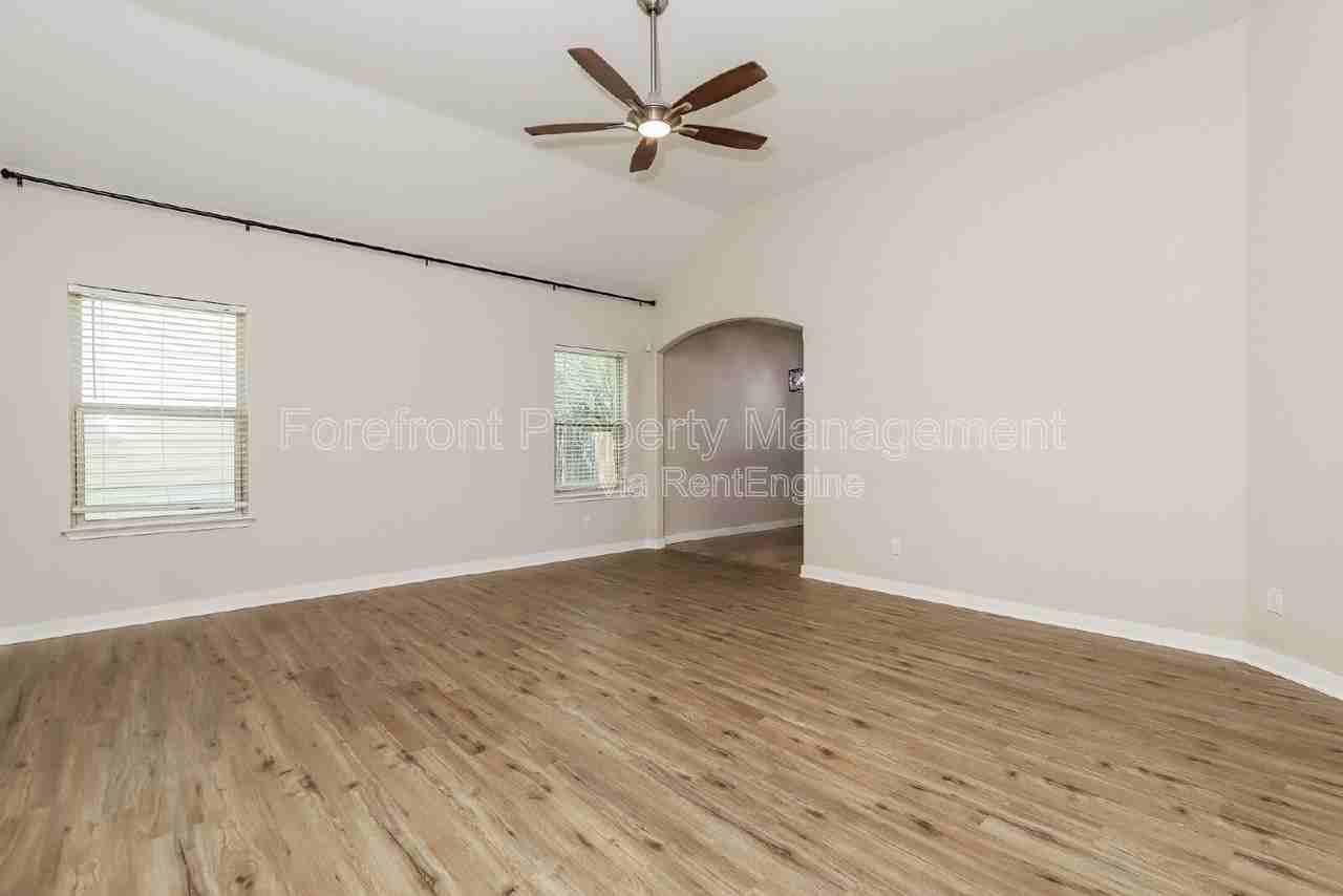 1330 Plaza Lake Dr - Photo 5 of 20