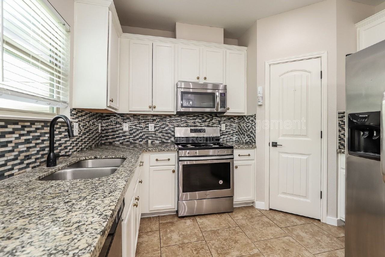 1330 Plaza Lake Dr - Photo 6 of 20