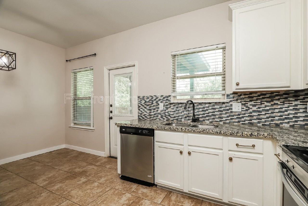 1330 Plaza Lake Dr - Photo 7 of 20