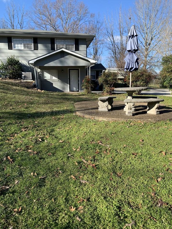 409 Longview Dr #B - Photo 2 of 9