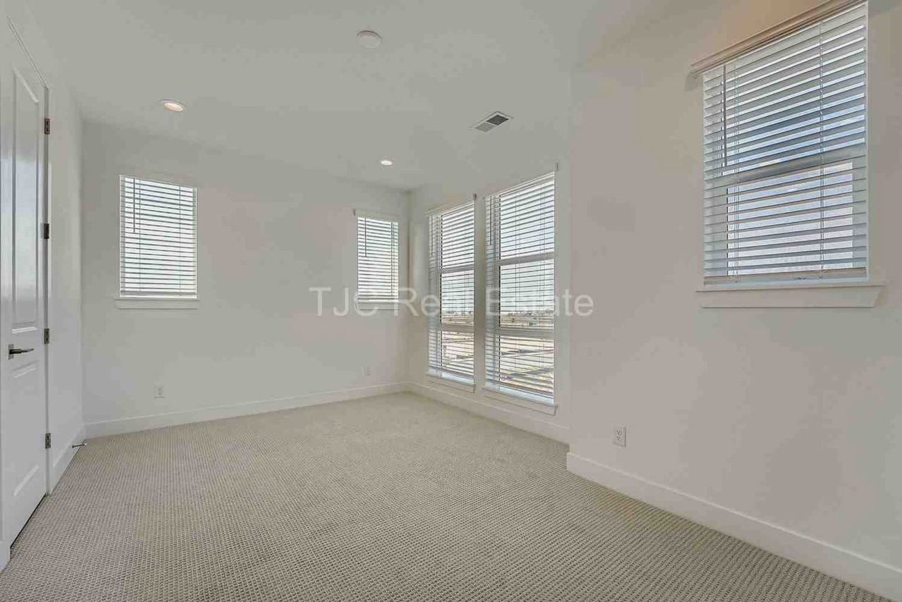20568 E 63rd Ave - Photo 5 of 11