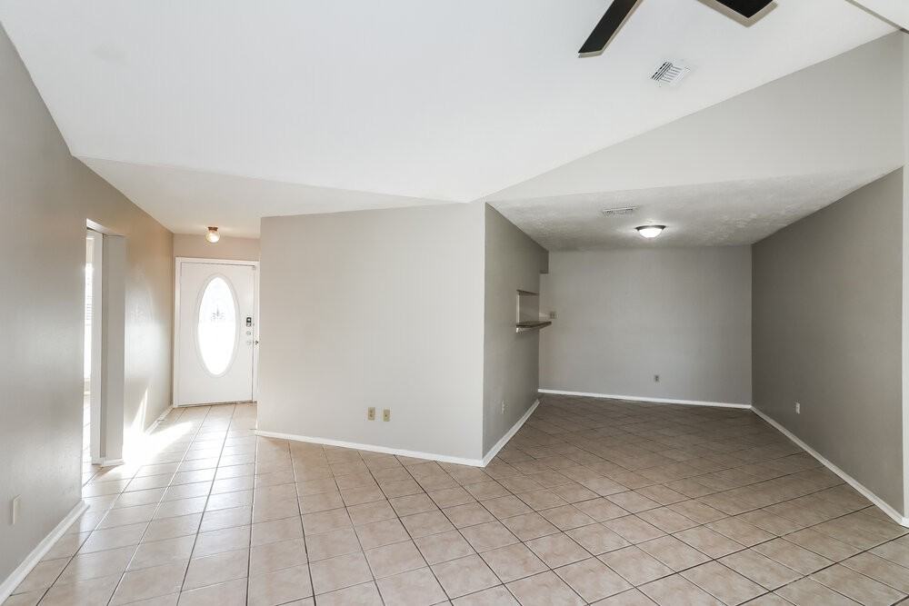 10111 King Ranch Ln - Photo 4 of 16
