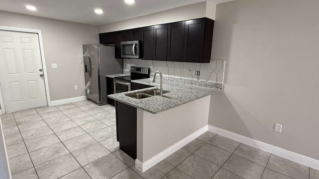 983 Berkley Rd - Photo 4 of 8