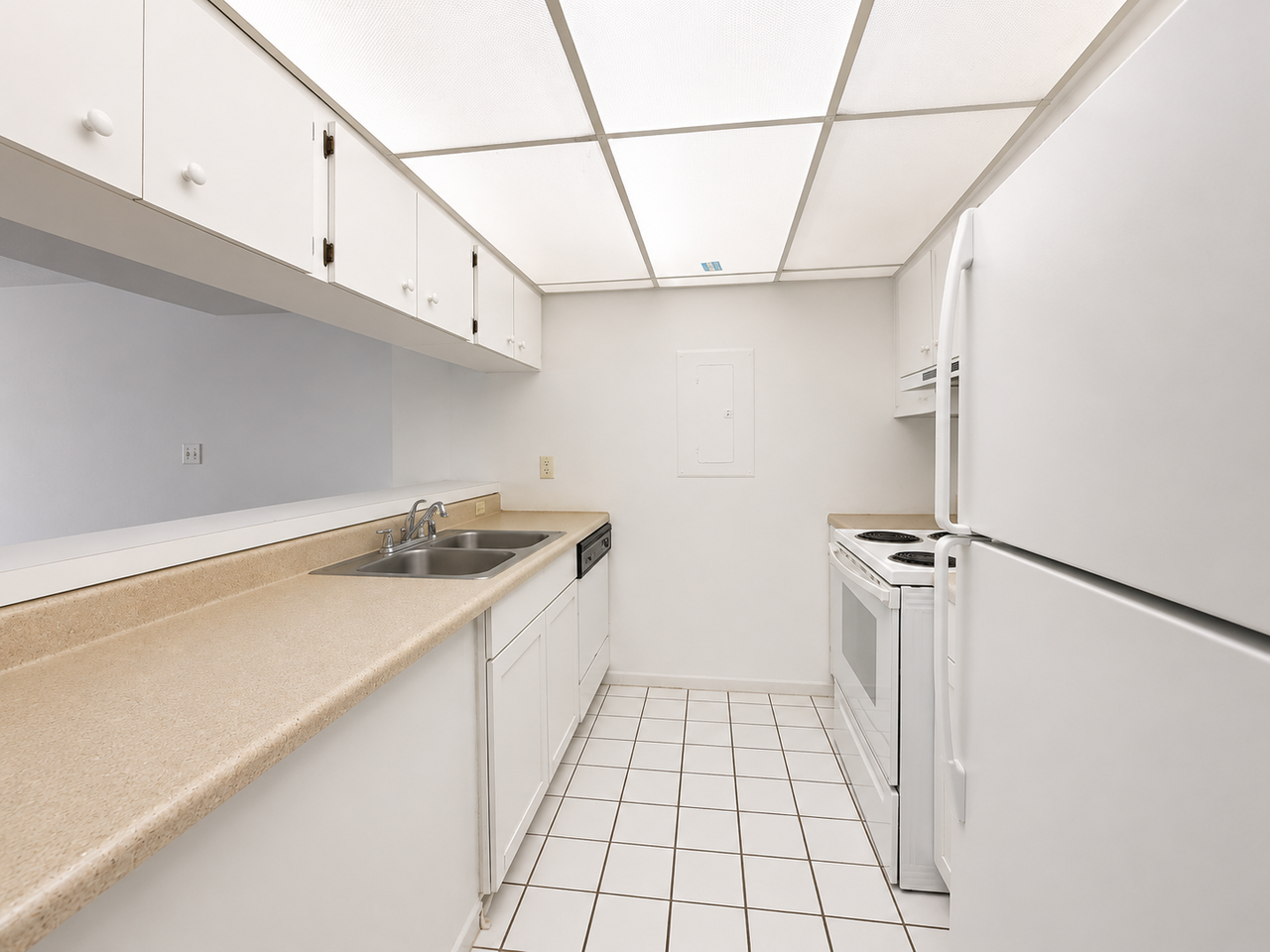 921 Tennis Way - Photo 3 of 7