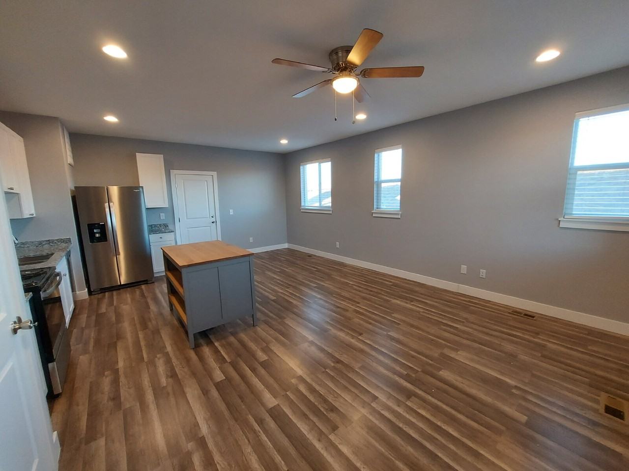 381 S 4th Ct - Photo 2 of 16