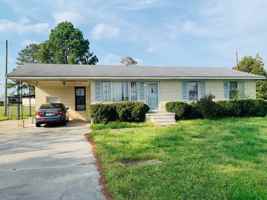 featured image of 450 Lees Country Club Rd