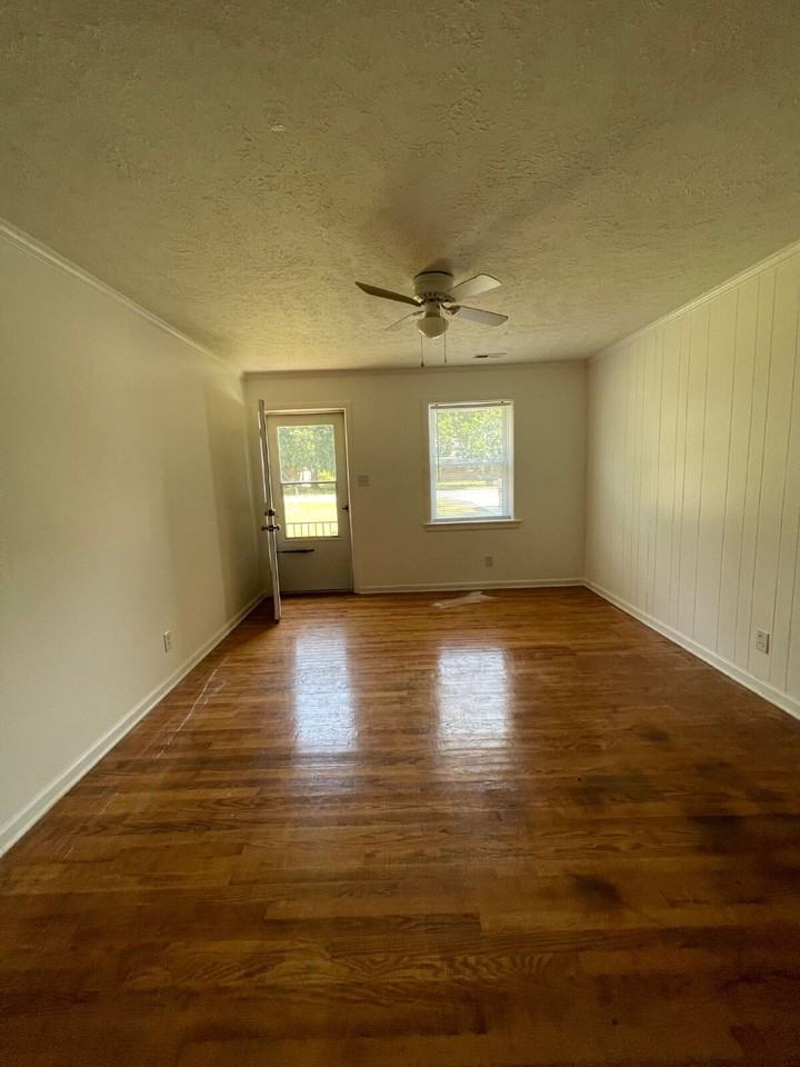 104 Brock St - Photo 5 of 50