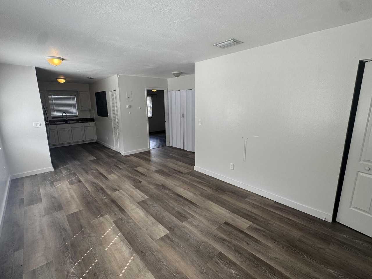 1711 W Carmen St #B - Photo 2 of 17