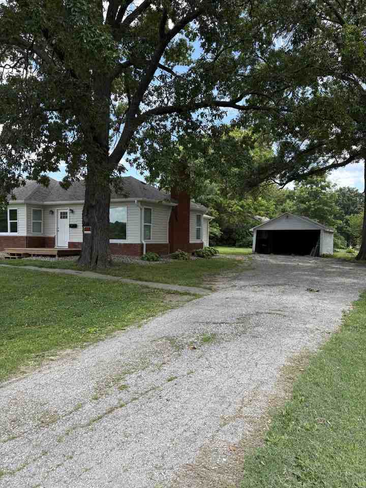 2211 E Walnut St - Photo 2 of 24