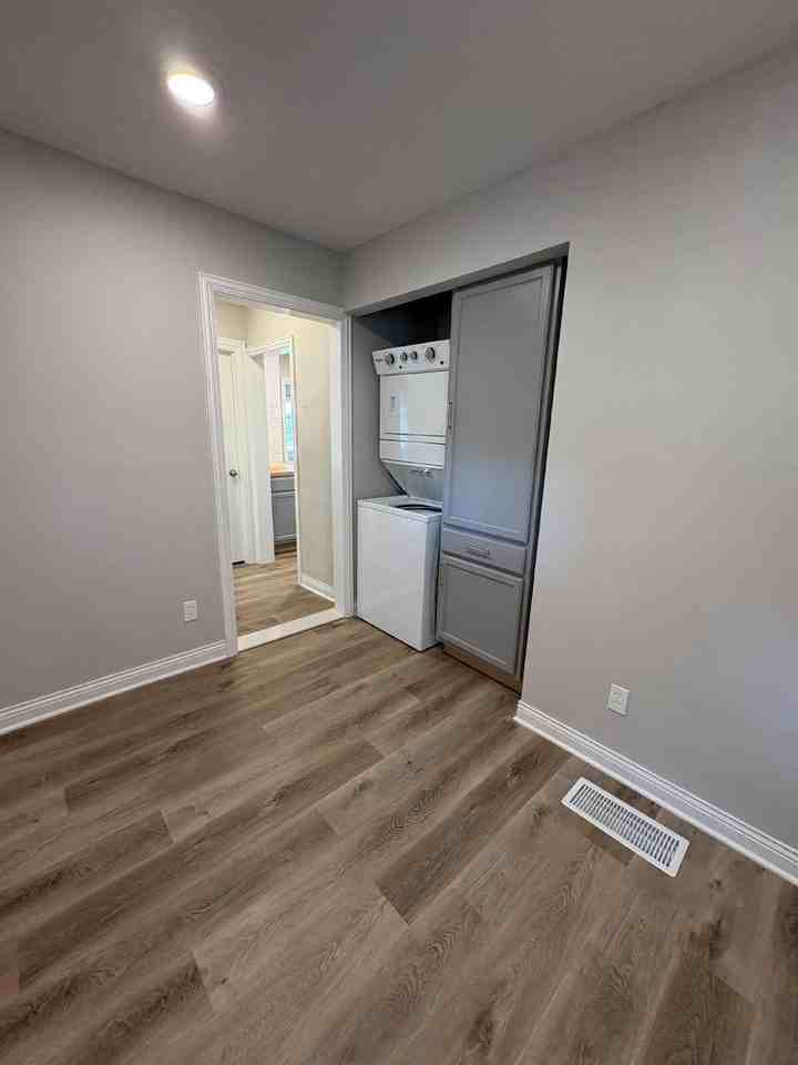 2211 E Walnut St - Photo 4 of 24