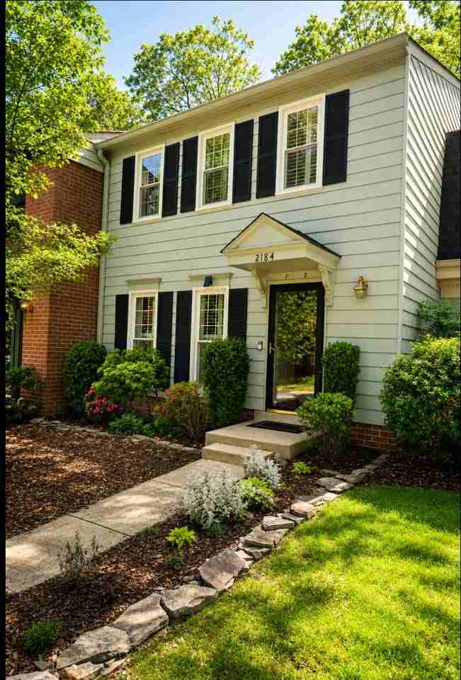 2184 Pond View Ct - Photo 2 of 34