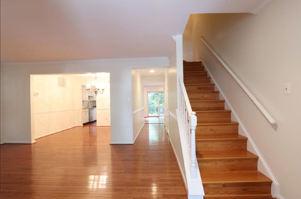 2184 Pond View Ct - Photo 3 of 34