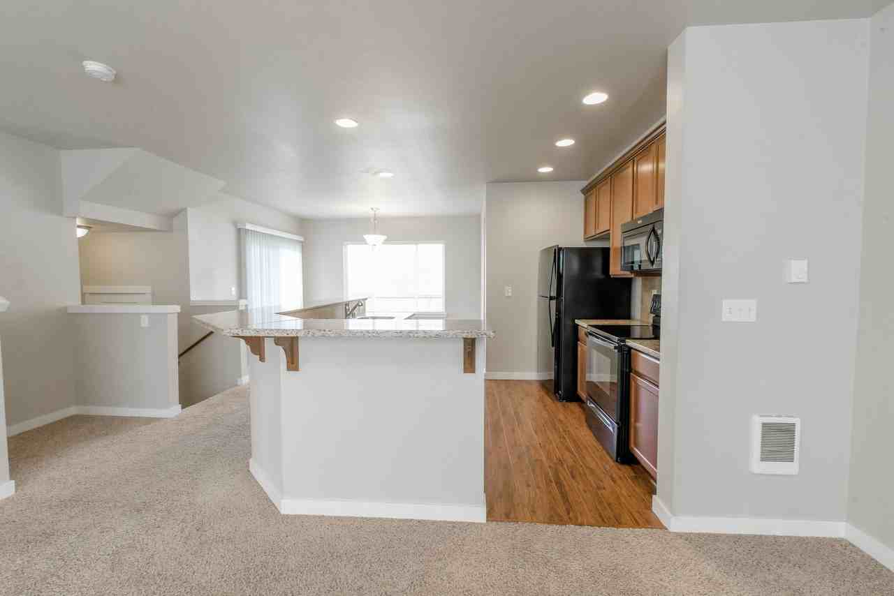 Wynstone Townhomes - Photo 2 of 9