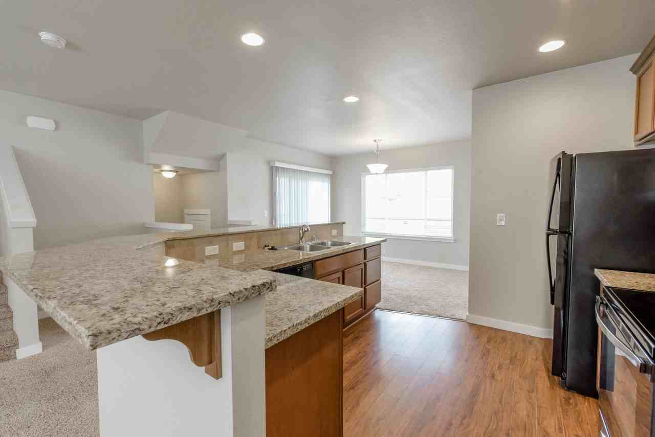 Wynstone Townhomes - Photo 3 of 9