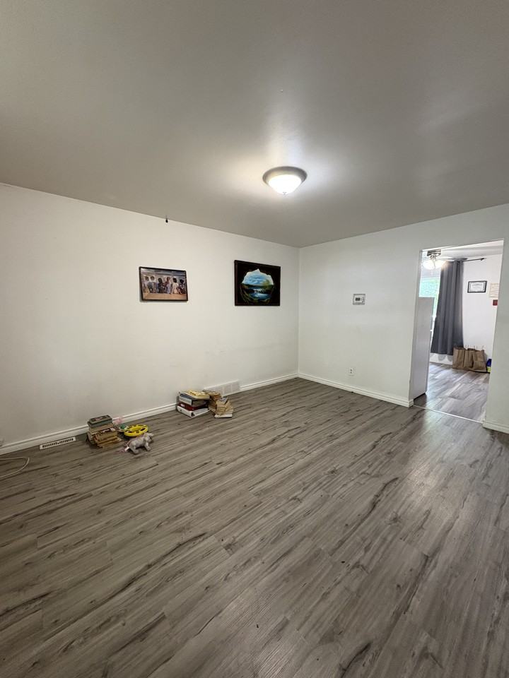 196 Eugenie St - 2 (mainfloor) - Photo 3 of 7