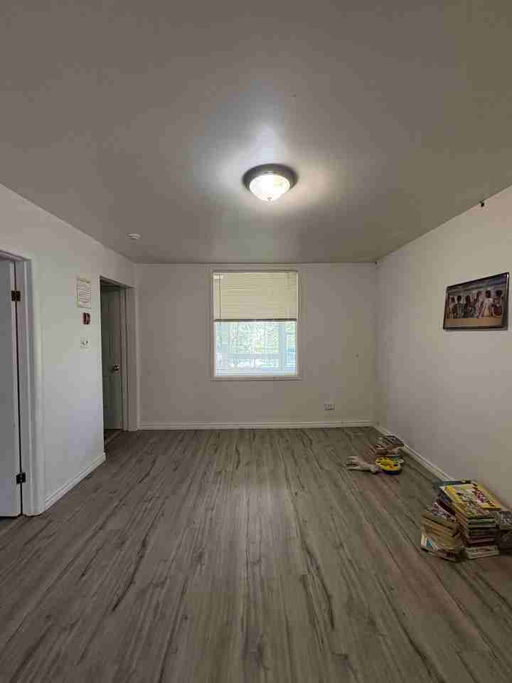 196 Eugenie St - 2 (mainfloor) - Photo 4 of 7