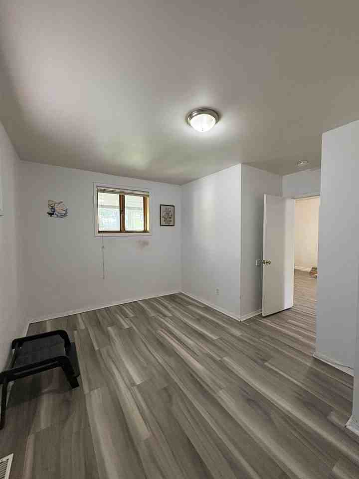 196 Eugenie St - 2 (mainfloor) - Photo 5 of 7
