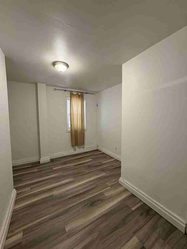 196 Eugenie St - 2 (mainfloor) - Photo 6 of 7
