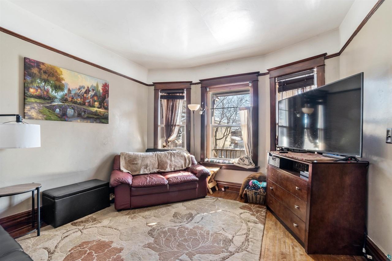 3161 Vernon St - Photo 4 of 12