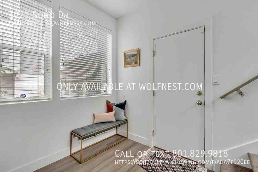 1021 Soho Dr - Photo 3 of 40