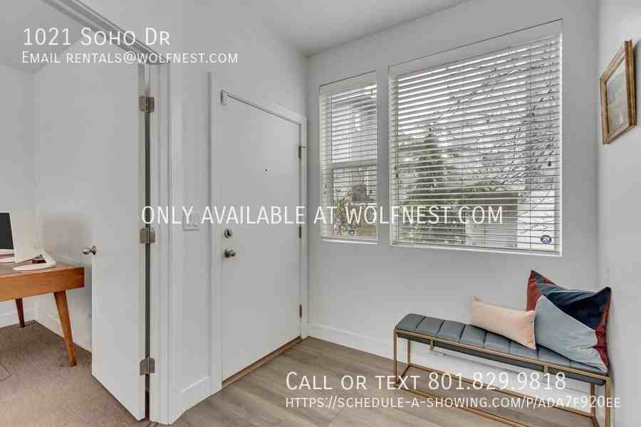 1021 Soho Dr - Photo 4 of 40