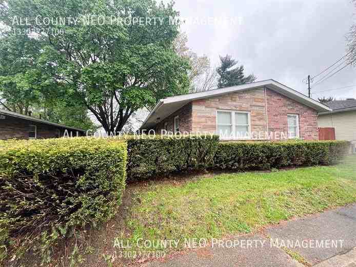 481 Tompkins Ave - Photo 2 of 11