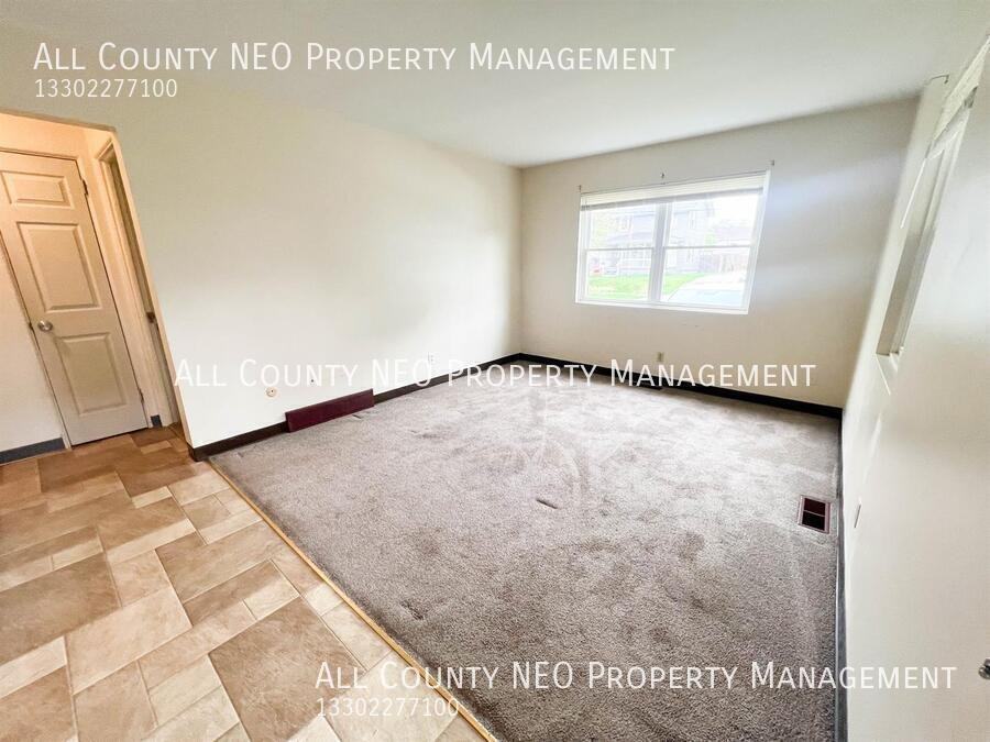 481 Tompkins Ave - Photo 3 of 11
