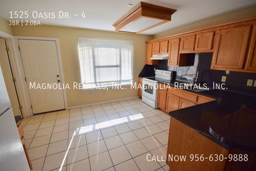 1525 Oasis Ave #4 - Photo 4 of 7