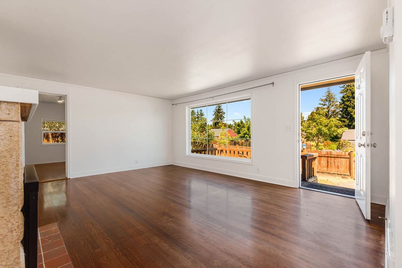 15577 9th Ave Ne - Photo 4 of 19