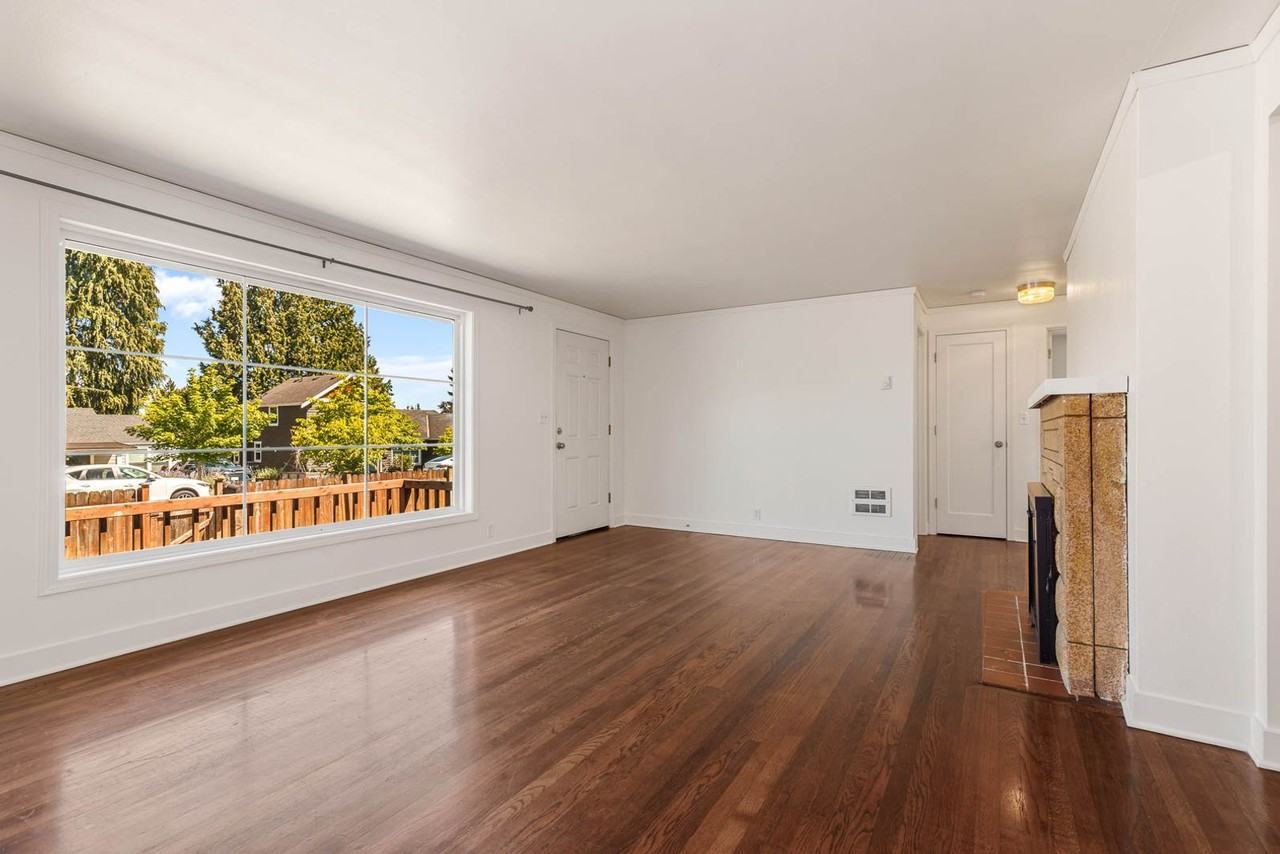 15577 9th Ave Ne - Photo 5 of 19