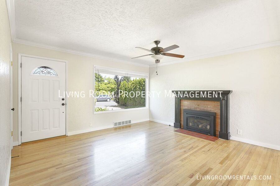 725 Riverdale Dr - Photo 2 of 16