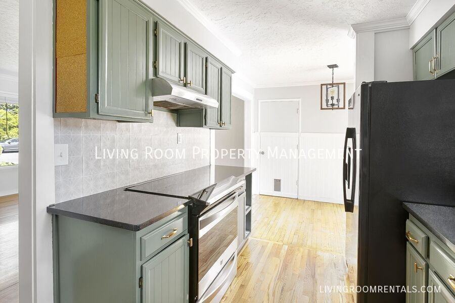 725 Riverdale Dr - Photo 3 of 16