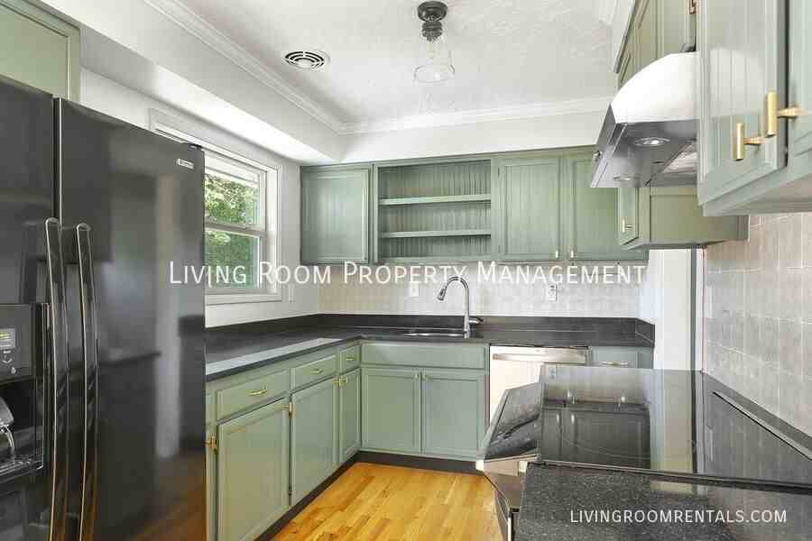 725 Riverdale Dr - Photo 5 of 16