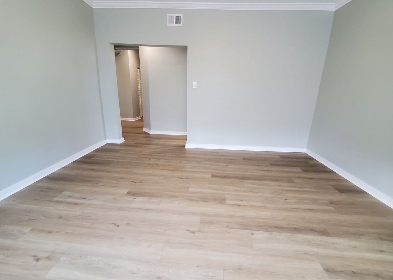 2064 W Hutchinson St #3 - Photo 4 of 20