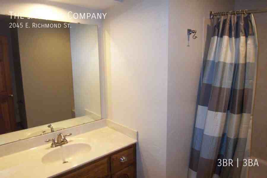 2045 E Richmond St - Photo 4 of 20