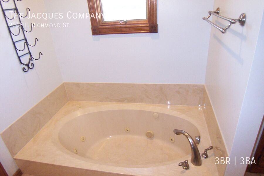 2045 E Richmond St - Photo 5 of 20