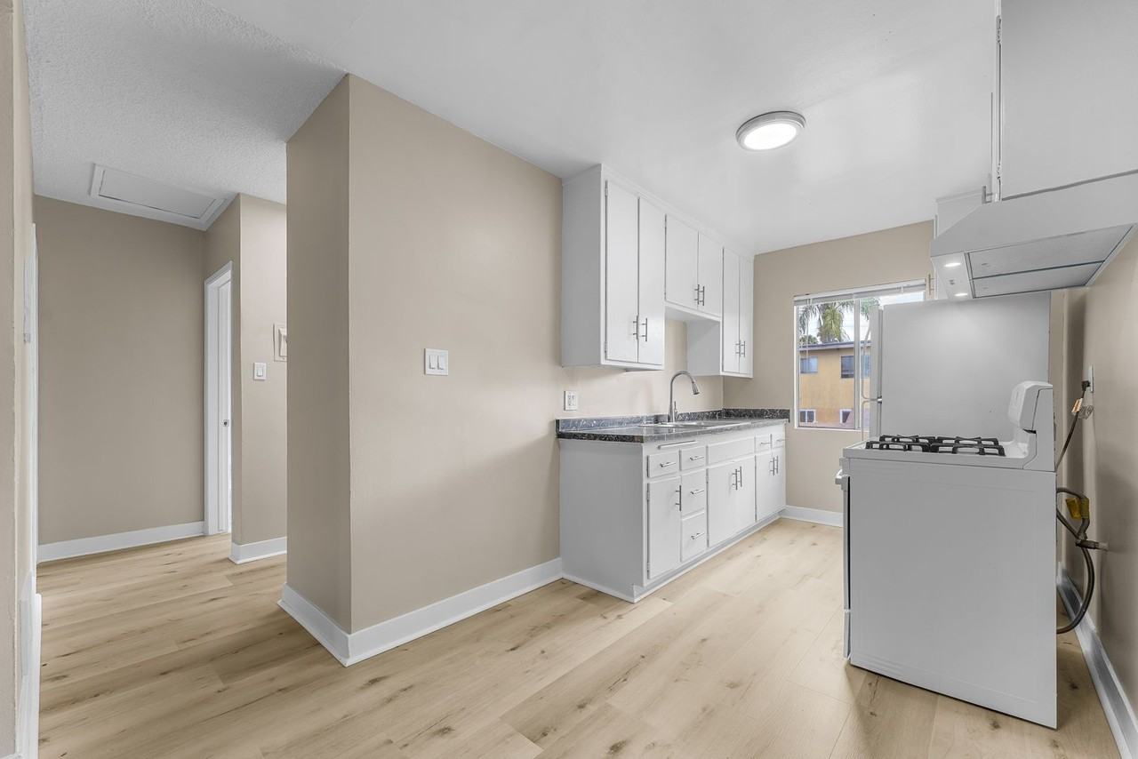 531 W Hyde Park Blvd #09 - Photo 3 of 17