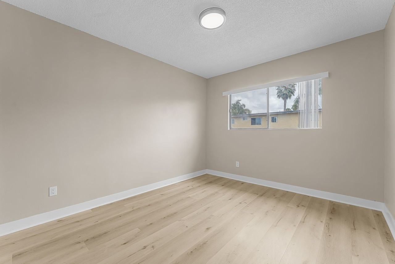 531 W Hyde Park Blvd #09 - Photo 7 of 17