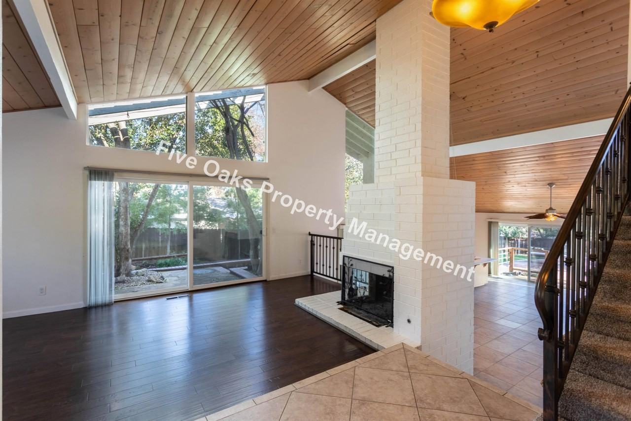 2815 Stanford Ln - Photo 5 of 38