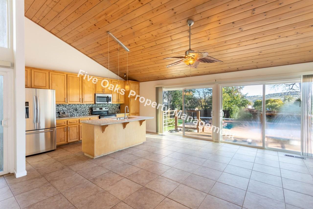 2815 Stanford Ln - Photo 6 of 38