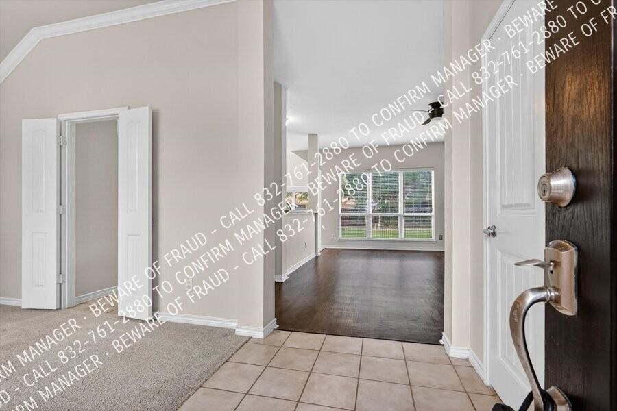 12079 Kingsville Dr - Photo 4 of 28