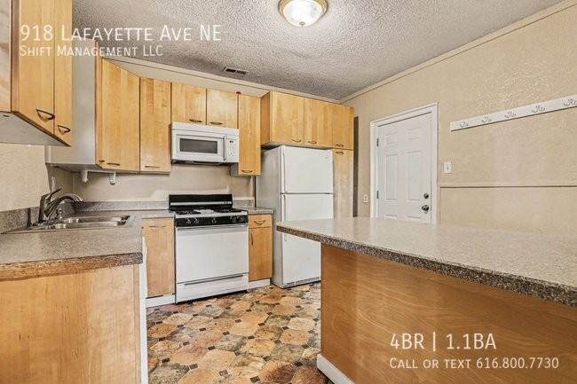 918 Lafayette Ave Ne - Photo 5 of 17