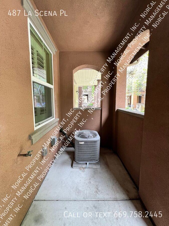 487 La Scena Pl - Photo 2 of 24