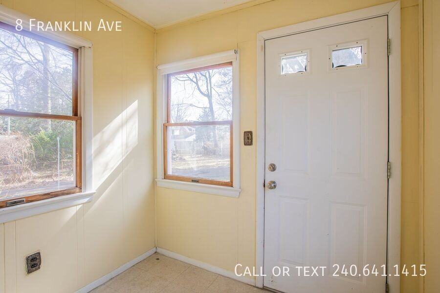 8 Franklin Ave - Photo 4 of 39