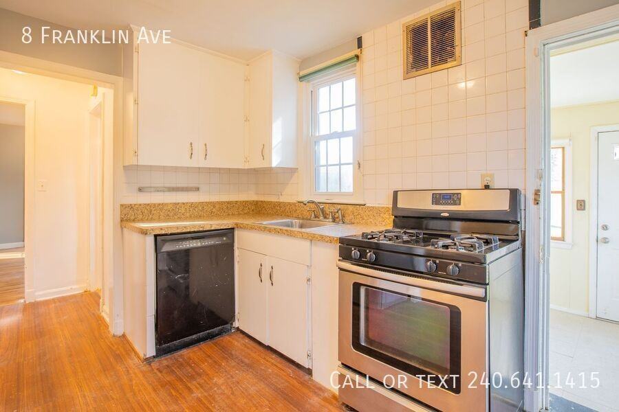 8 Franklin Ave - Photo 7 of 39