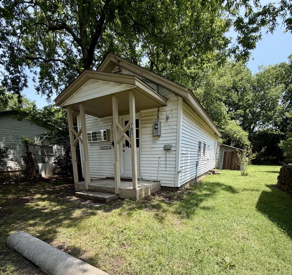 705 N 9th St - Photo 2 of 7